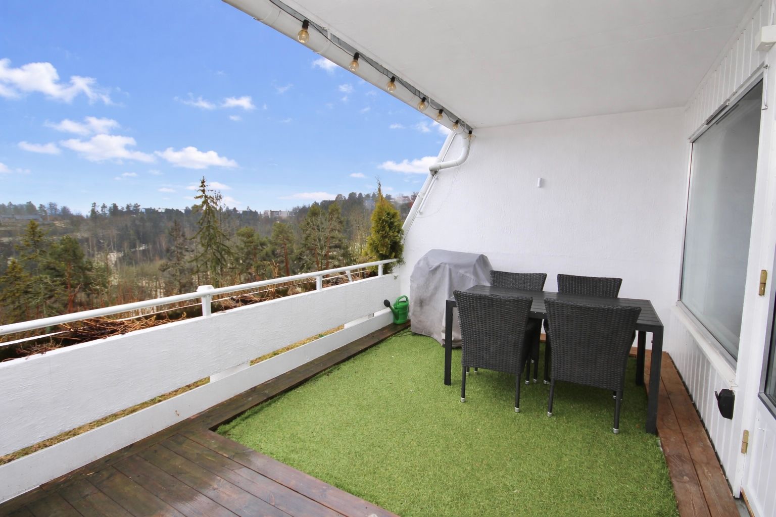 Stor delvis overbygget balkong på ca. 17 kvm.