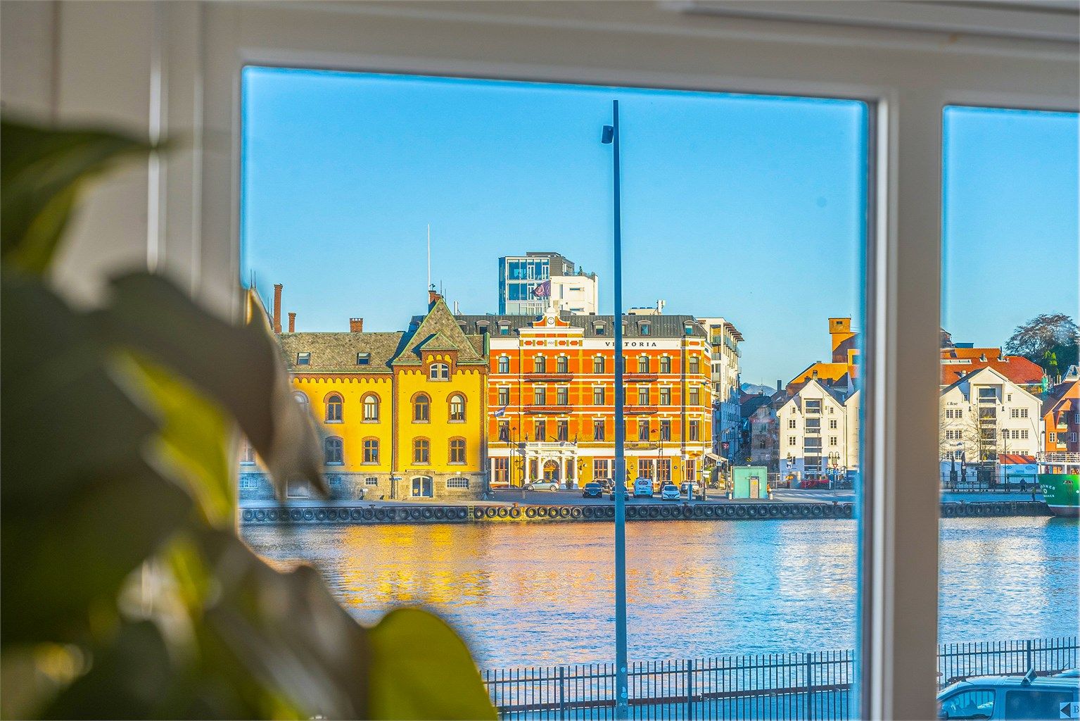 Utsikt mot havnebassenget, Skagenkaien og Hotel Victoria.