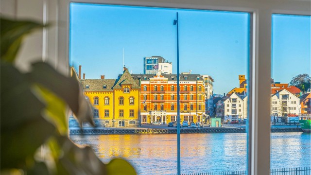 Utsikt mot havnebassenget, Skagenkaien og Hotel Victoria.