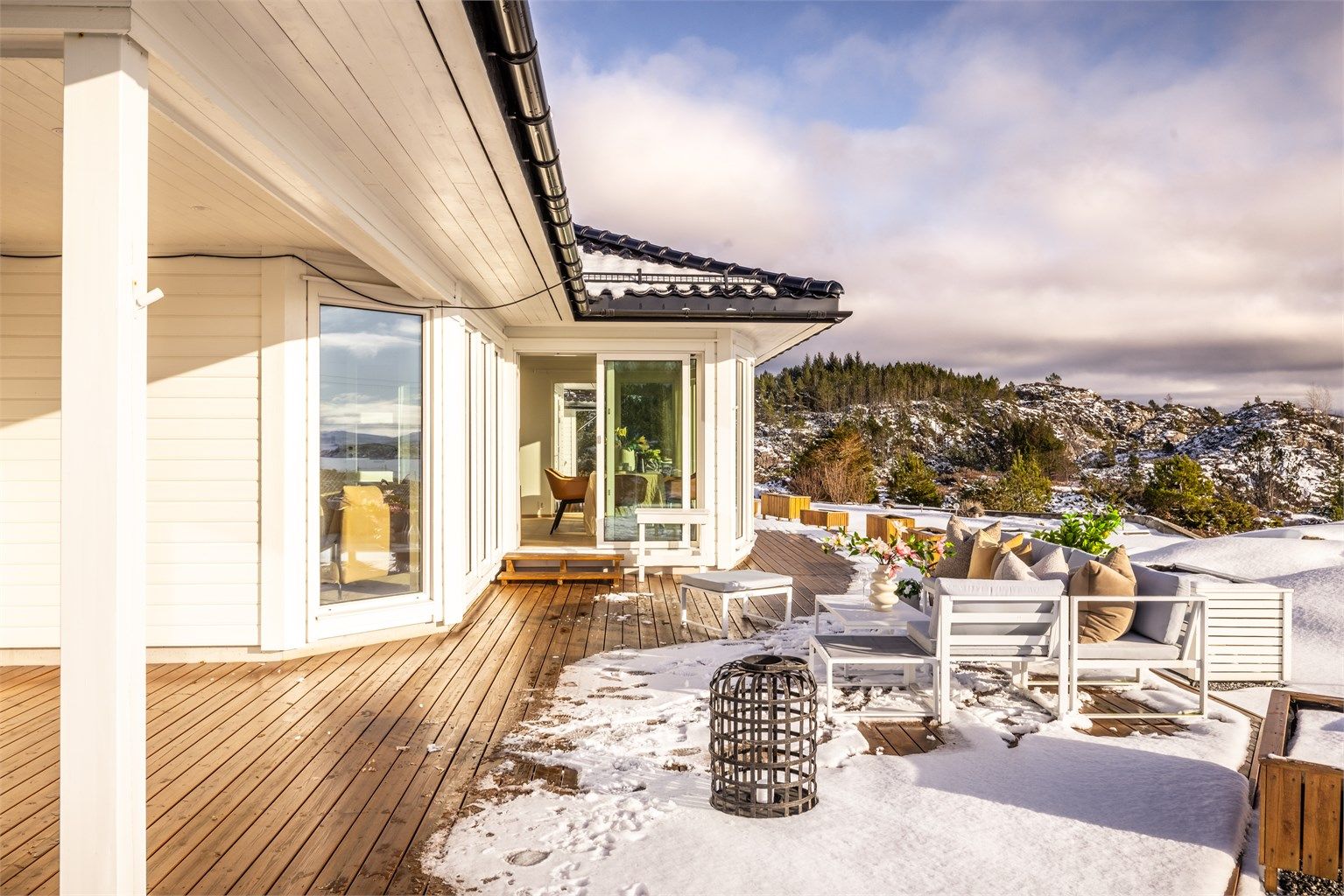 - Solen treffer terrassedel utenfor hovedsoverommet først, fra ca. 08:00, og så har man den fra formiddag til ca. 21:30 på terrassedel utenfor stue, sommerstid. -