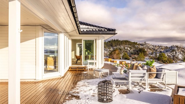 - Solen treffer terrassedel utenfor hovedsoverommet først, fra ca. 08:00, og så har man den fra formiddag til ca. 21:30 på terrassedel utenfor stue, sommerstid. -