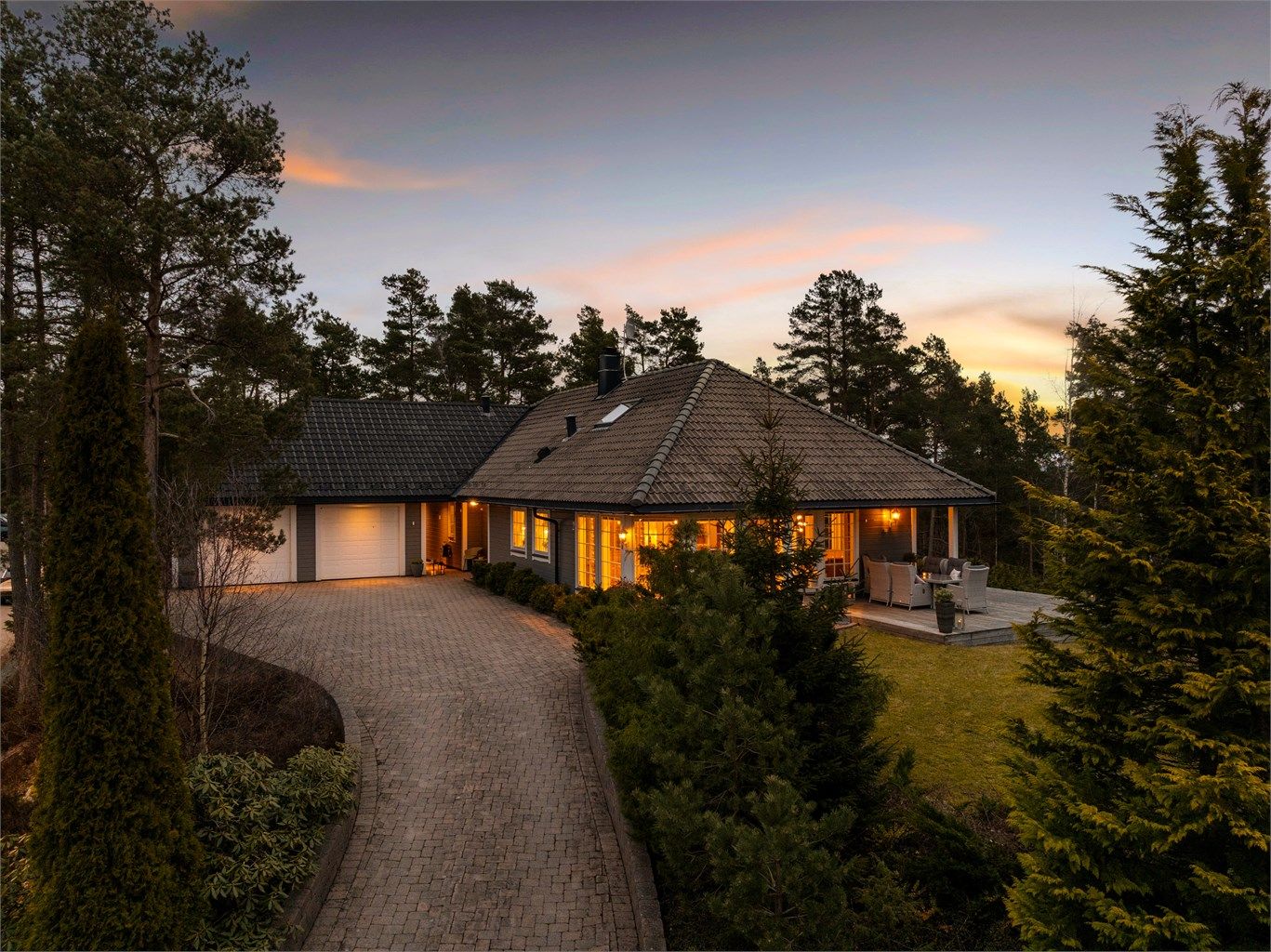 Boligen er tegnet for akkurat denne tomten, med påkostet standard for tiden da den ble oppført.