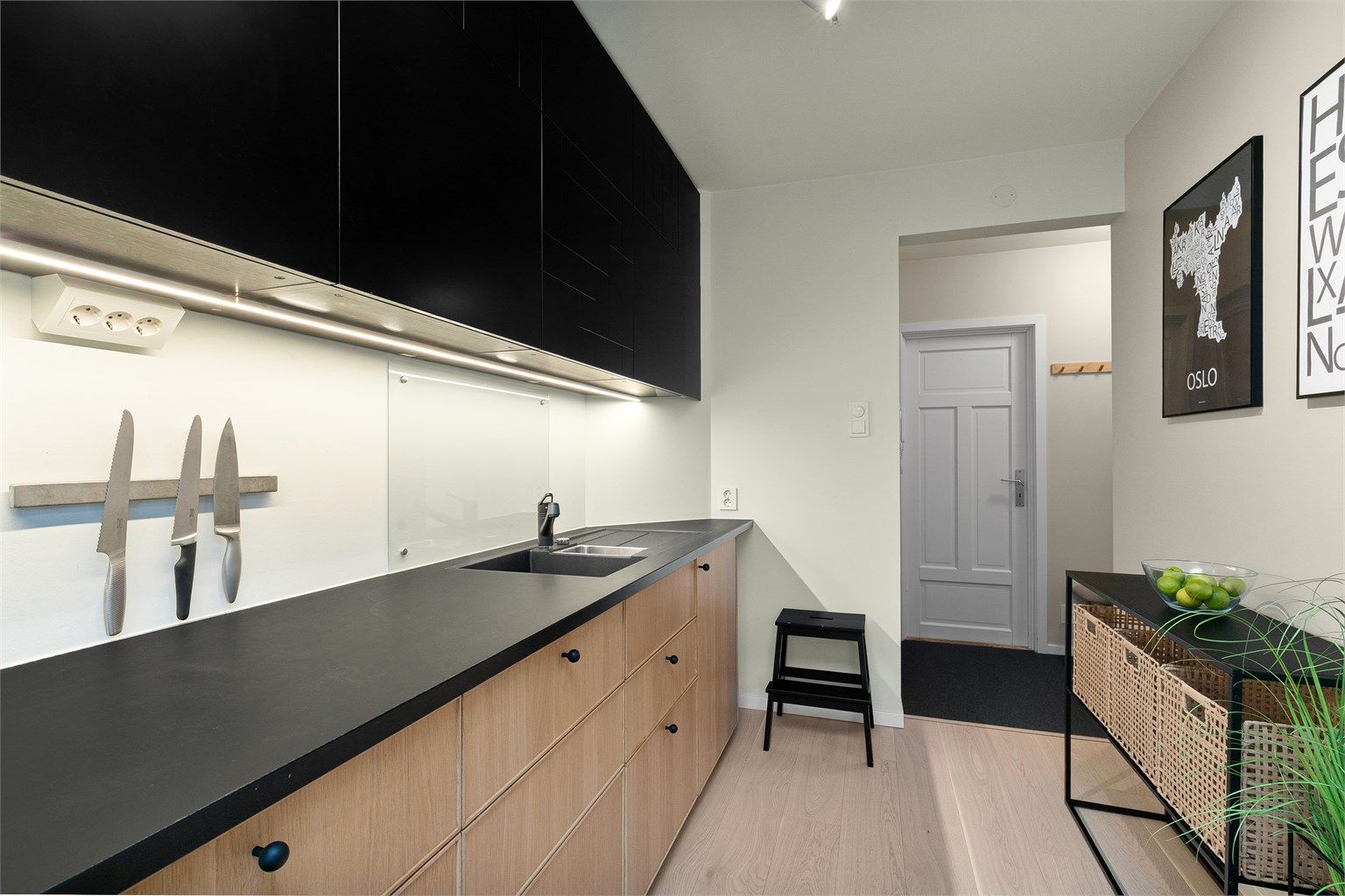 Stilrent kjøkken med delvis integrerte hvitevarer og god benkeplass fra 2017