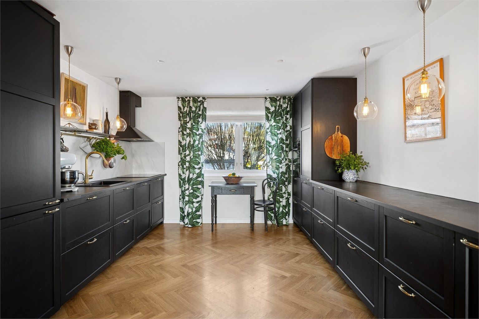 Moderne IKEA kjøkken fra 2019 med profilerte fronter og laminert benkeplate.