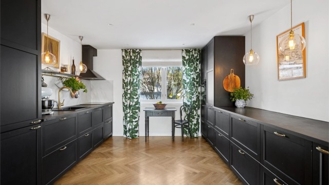 Moderne IKEA kjøkken fra 2019 med profilerte fronter og laminert benkeplate.