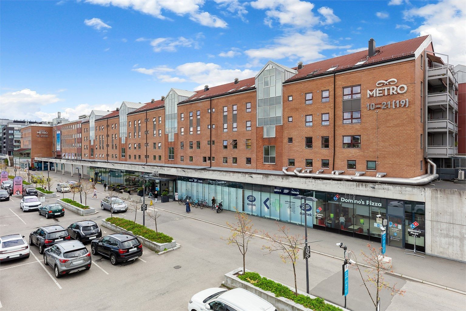 Metro senter har  rekke forskjellige butikker og spisesteder samt bowlinghall. 