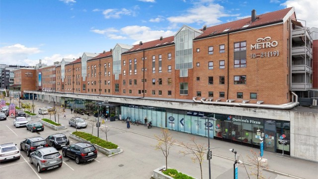 Metro senter har rekke forskjellige butikker og spisesteder samt bowlinghall.