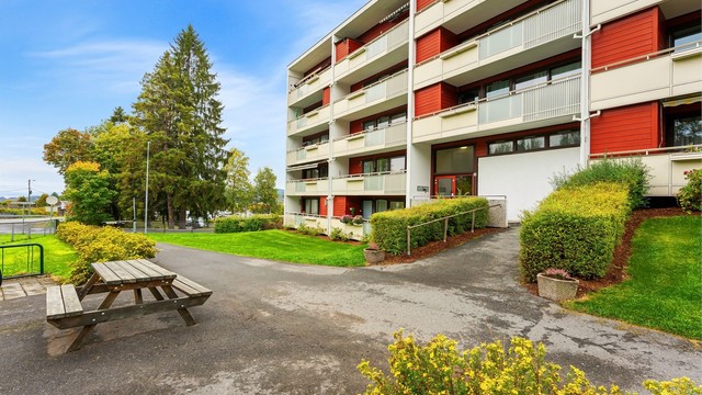 Boligen har en flott beliggenhet med kort avstand til alle nødvendige fasiliteter. Det er kun få meter til Rykkinn senter, som har en Meny-butikk, bibliotek, helsetjenester og over 30 ulike butikker