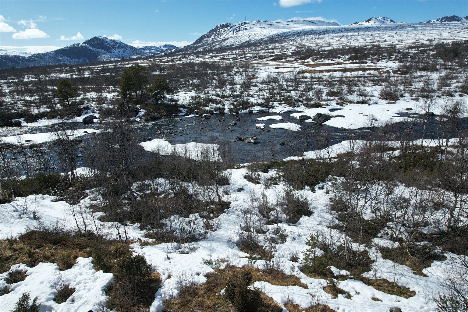 Beligende idyllisk til ved elva Otra.