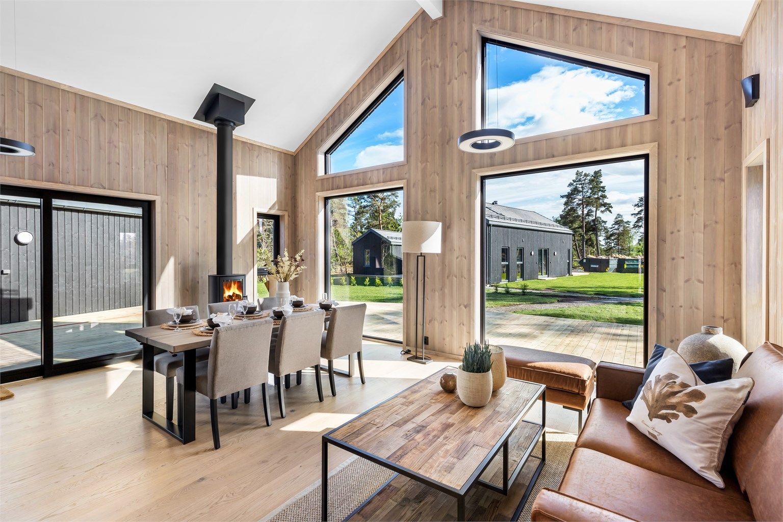 Store vinduer og gedigen takhøyde gjør rommet lyst og luftig, og få, men nøye utvalgte møbler gir en udiskutabel luksusfølelse.