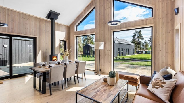 Store vinduer og gedigen takhøyde gjør rommet lyst og luftig, og få, men nøye utvalgte møbler gir en udiskutabel luksusfølelse.