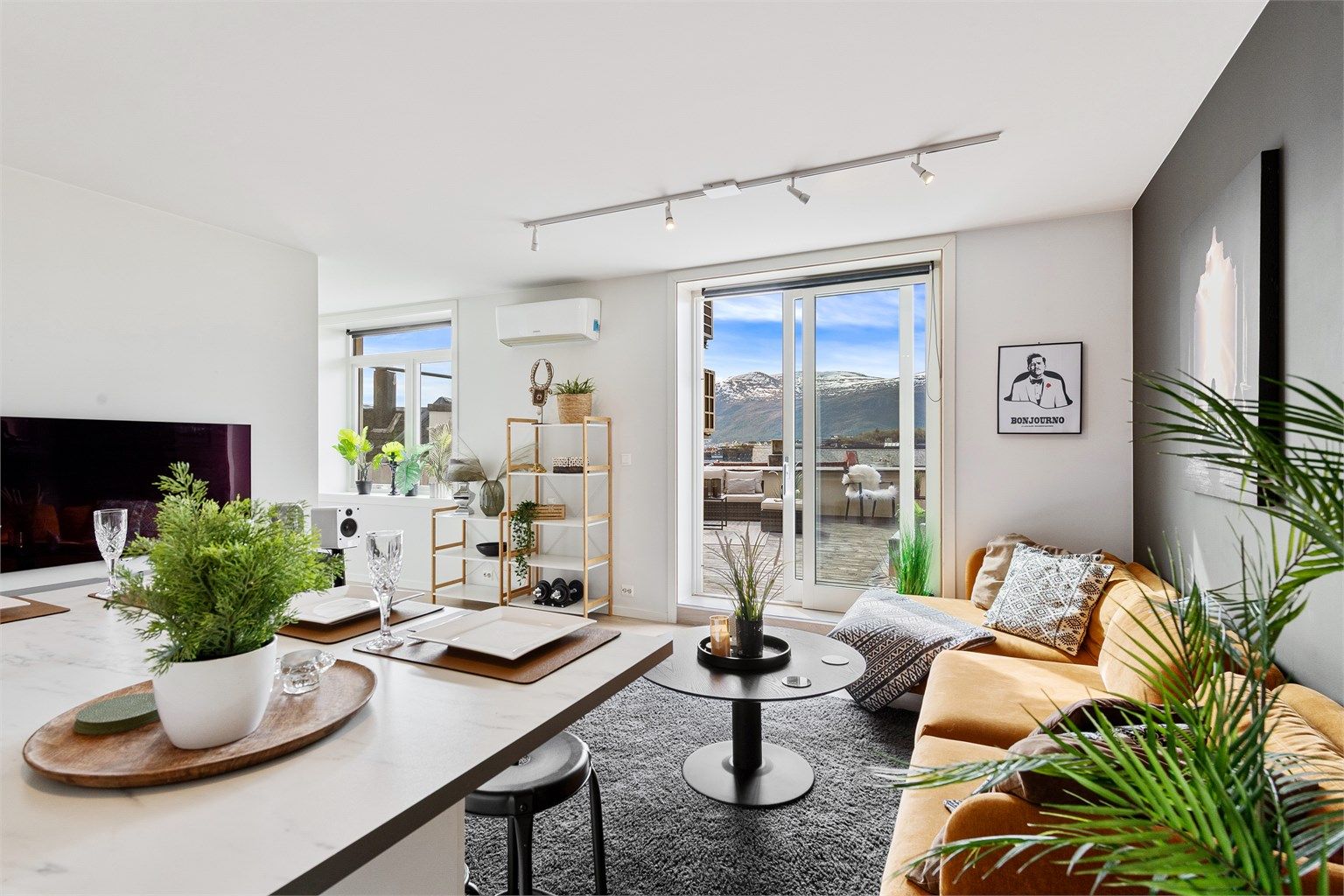 Store skyvedører mot syd som leder ut til stor terrasse på 42 kvm