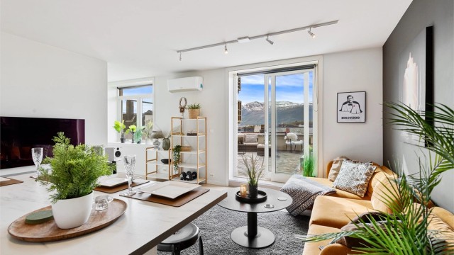 Store skyvedører mot syd som leder ut til stor terrasse på 42 kvm