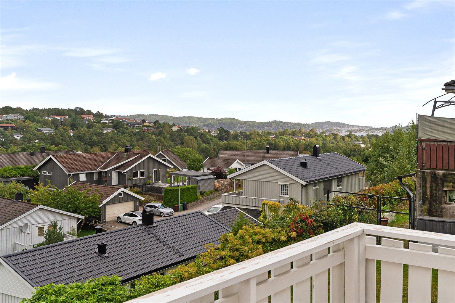 Her har du flott utsikt ned mot Lillesand, innseilingen og horisonten.