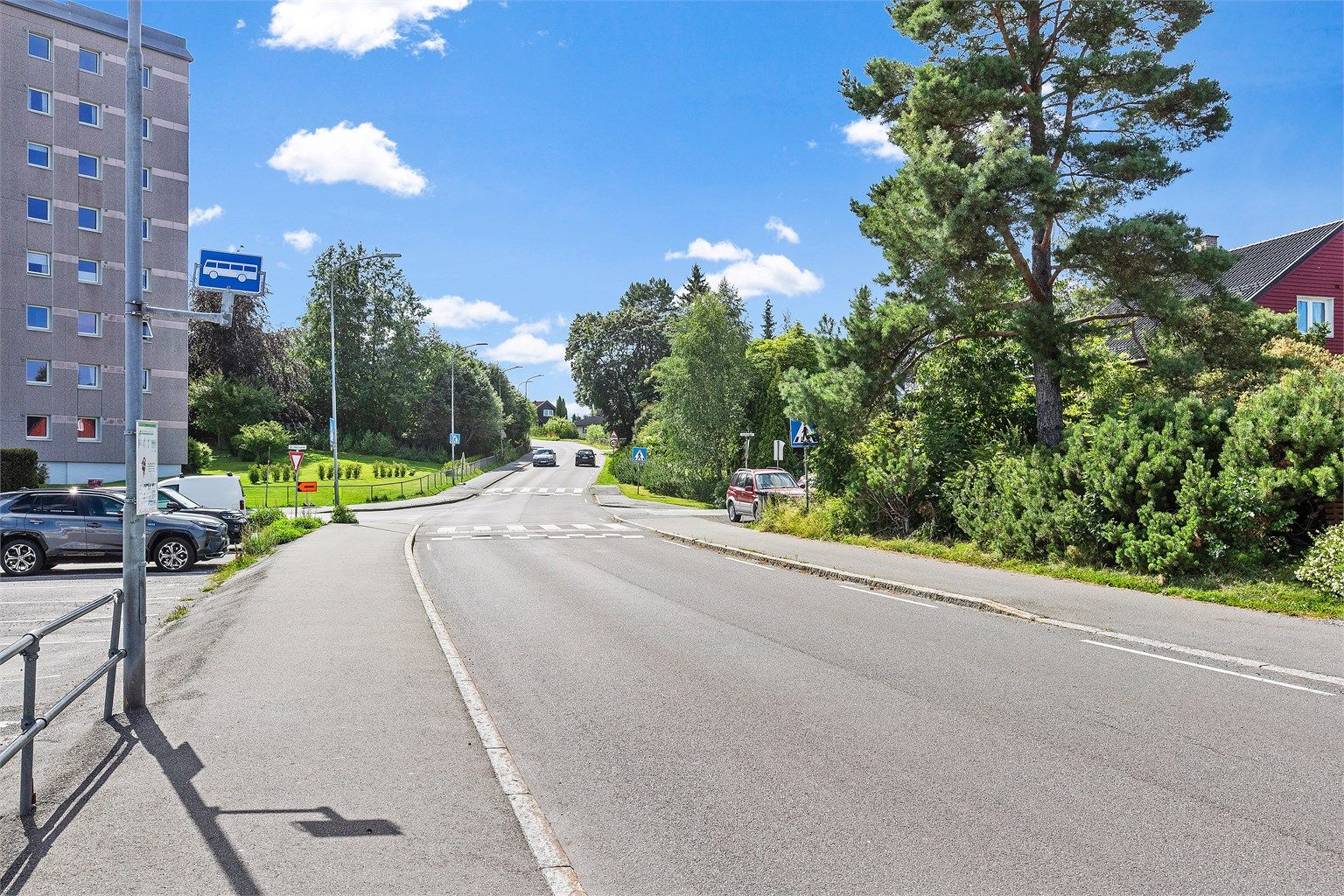 Bussholdeplass kun 200 meter unna med forbindelse til Ski sentrum.