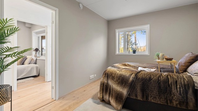 Hovedsoverommet har god plass til dobbeltseng og oppbevaringsmøbler.