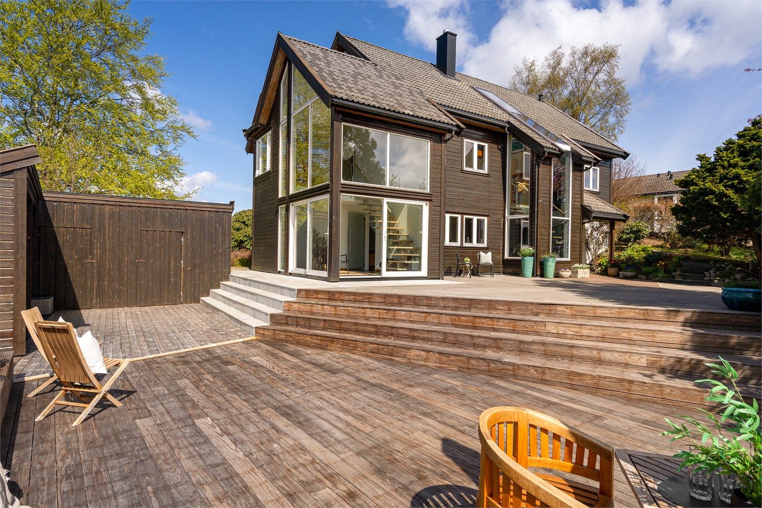 Stor og solrik terrasse med gode møbleringsmuligheter. 
