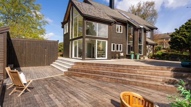 Stor og solrik terrasse med gode møbleringsmuligheter.
