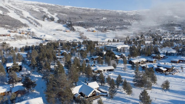 Dronebildet av nærområdet med alpinanlegget i bakgrunnen