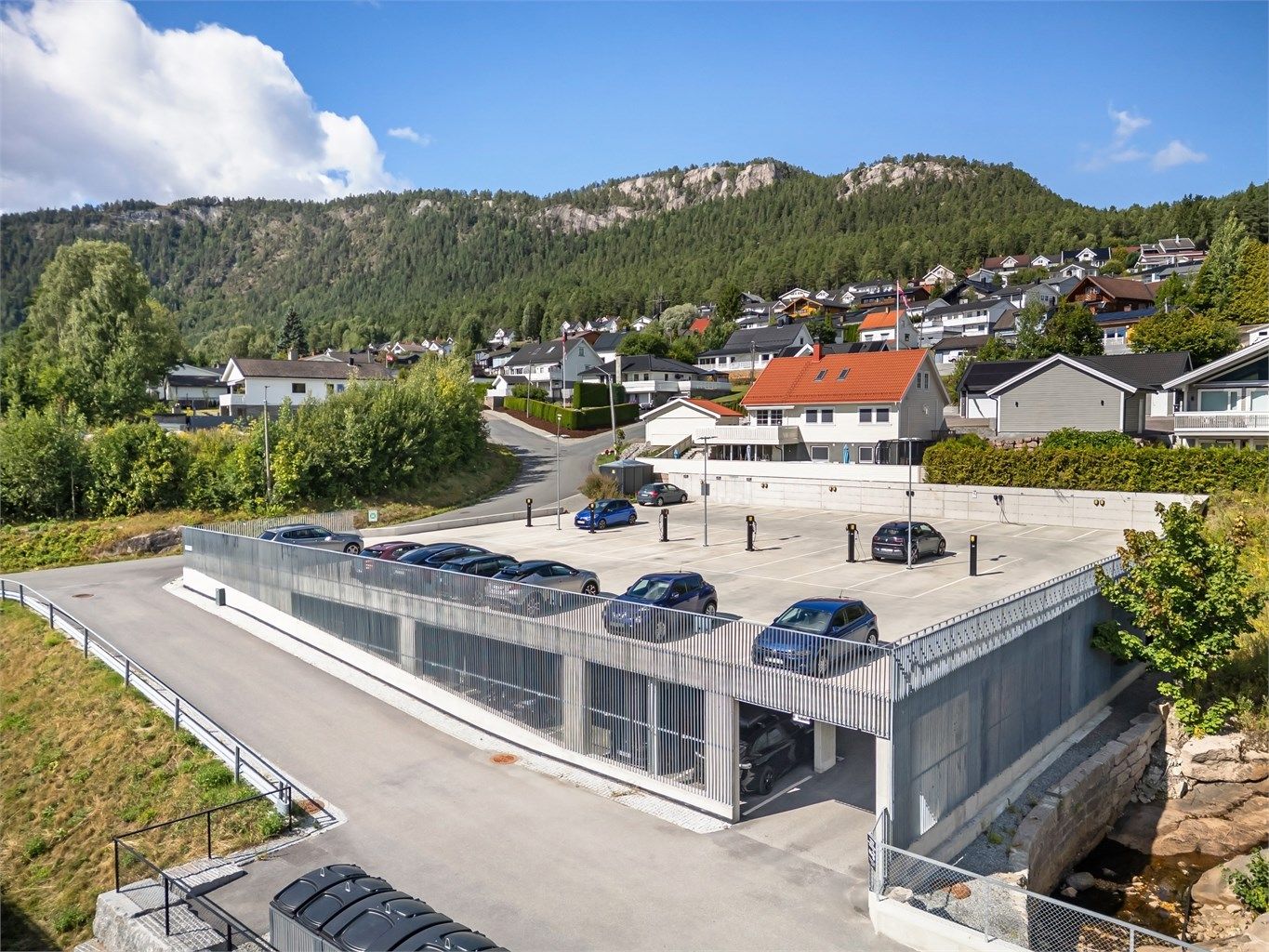 Leiligheten har vedtektsfestet en medfølgende parkeringsplass i felles garasjeanlegg.