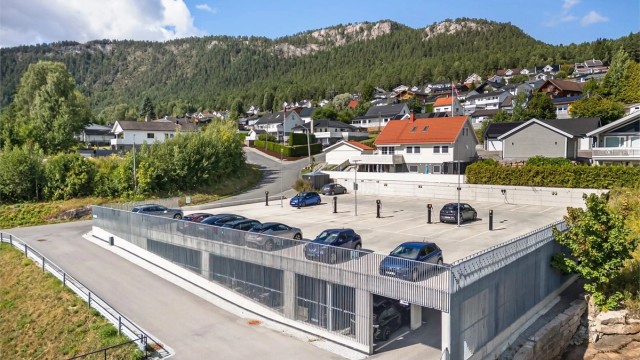 Leiligheten har vedtektsfestet en medfølgende parkeringsplass i felles garasjeanlegg.