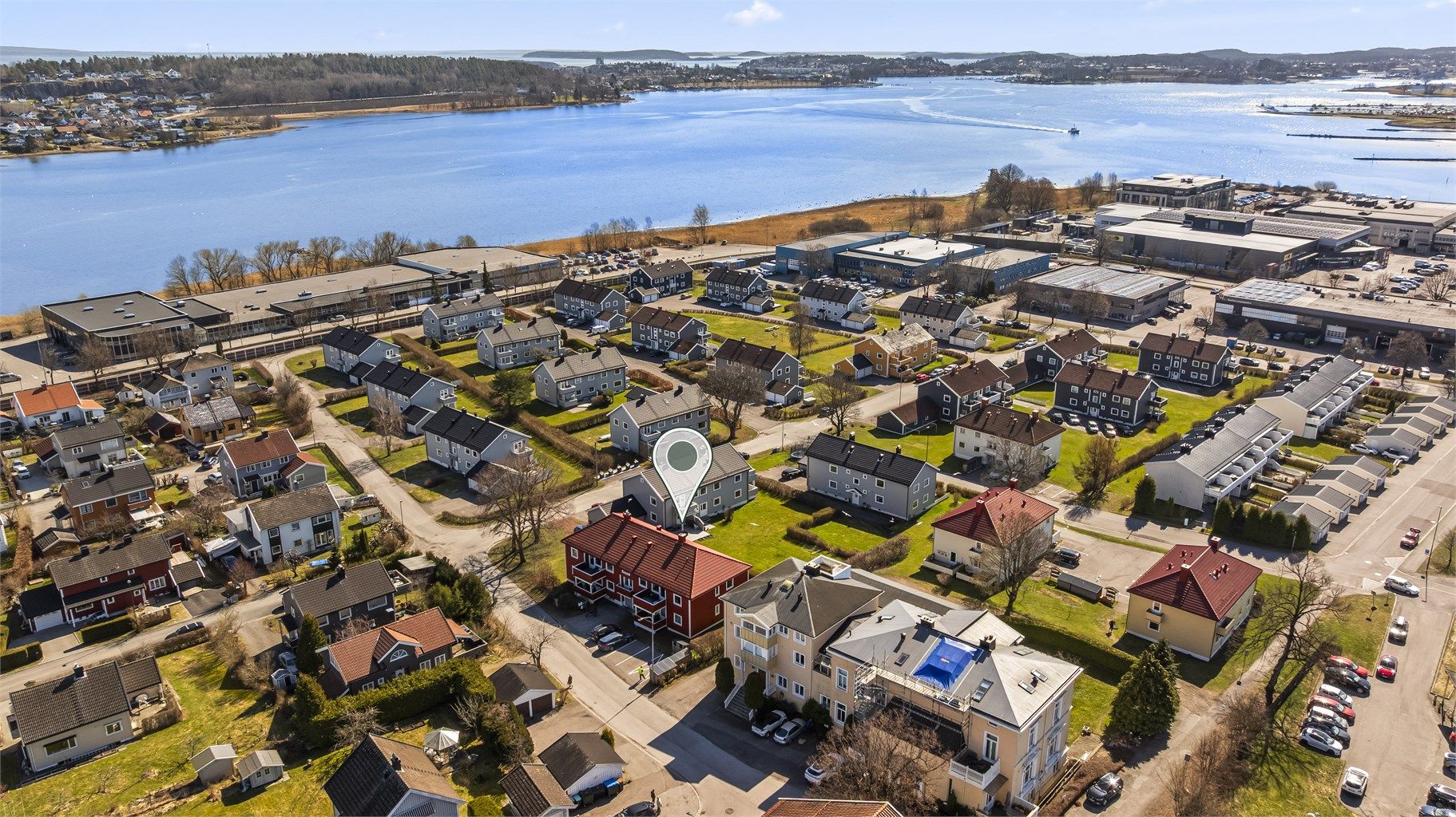 Fra leiligheten er det gang- og sykkelavstand til Tønsberg brygge og sjøen.