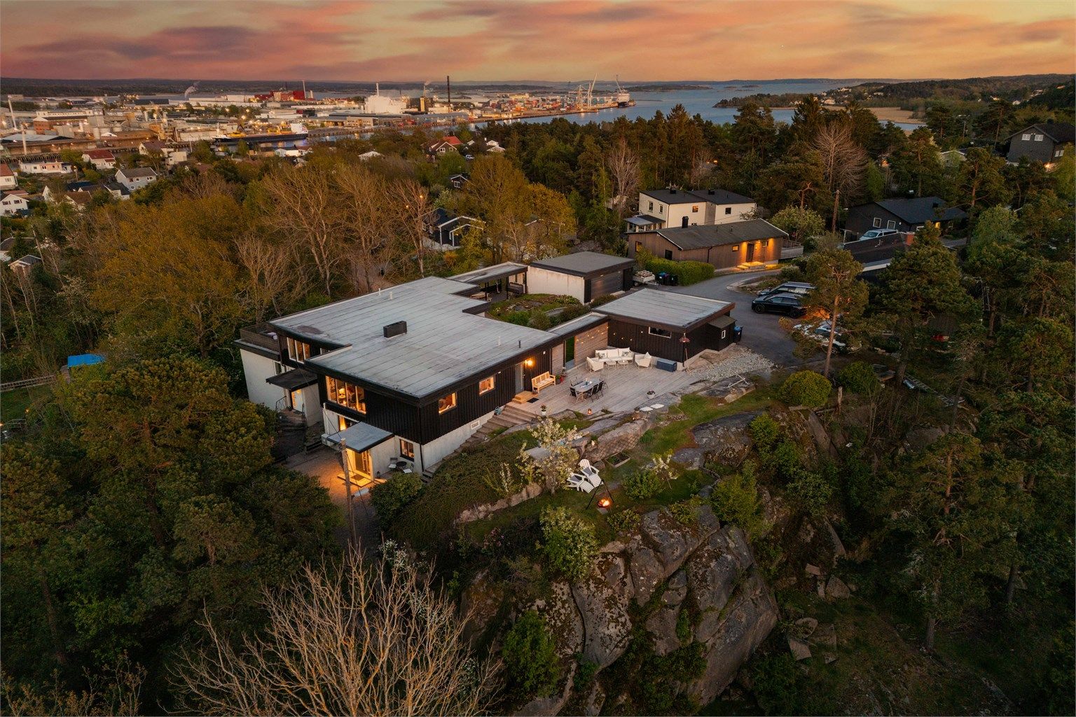 Fritt og usjenert i høyden ligger den vertikalt delte boligen i Fuglevik Platå 8 - helt i tråd med hva gatenavnet antyder.