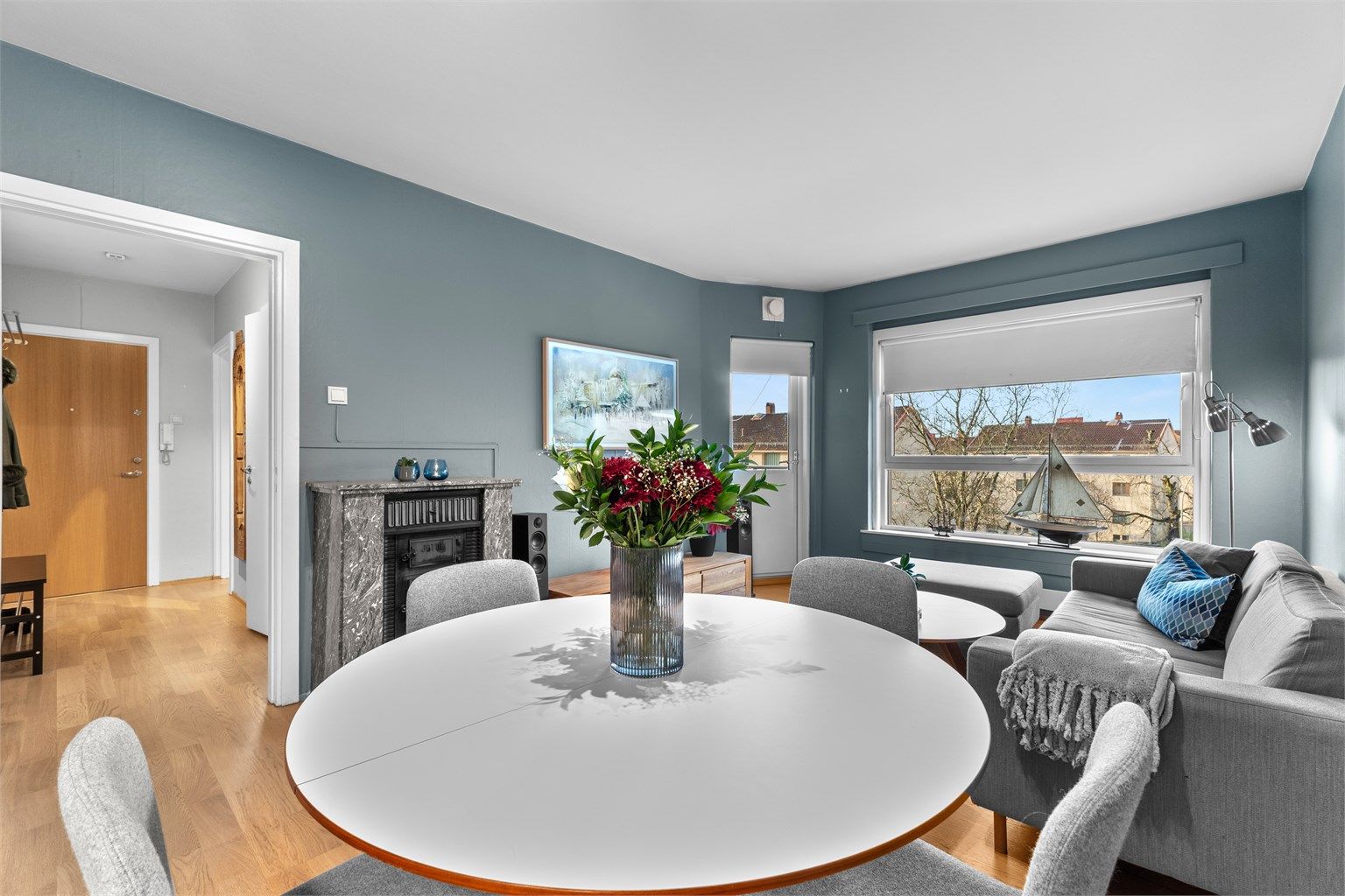Et lyst og innbydende oppholdsrom med god plass til sofagruppe og spisebord med tilhørende møblement. 