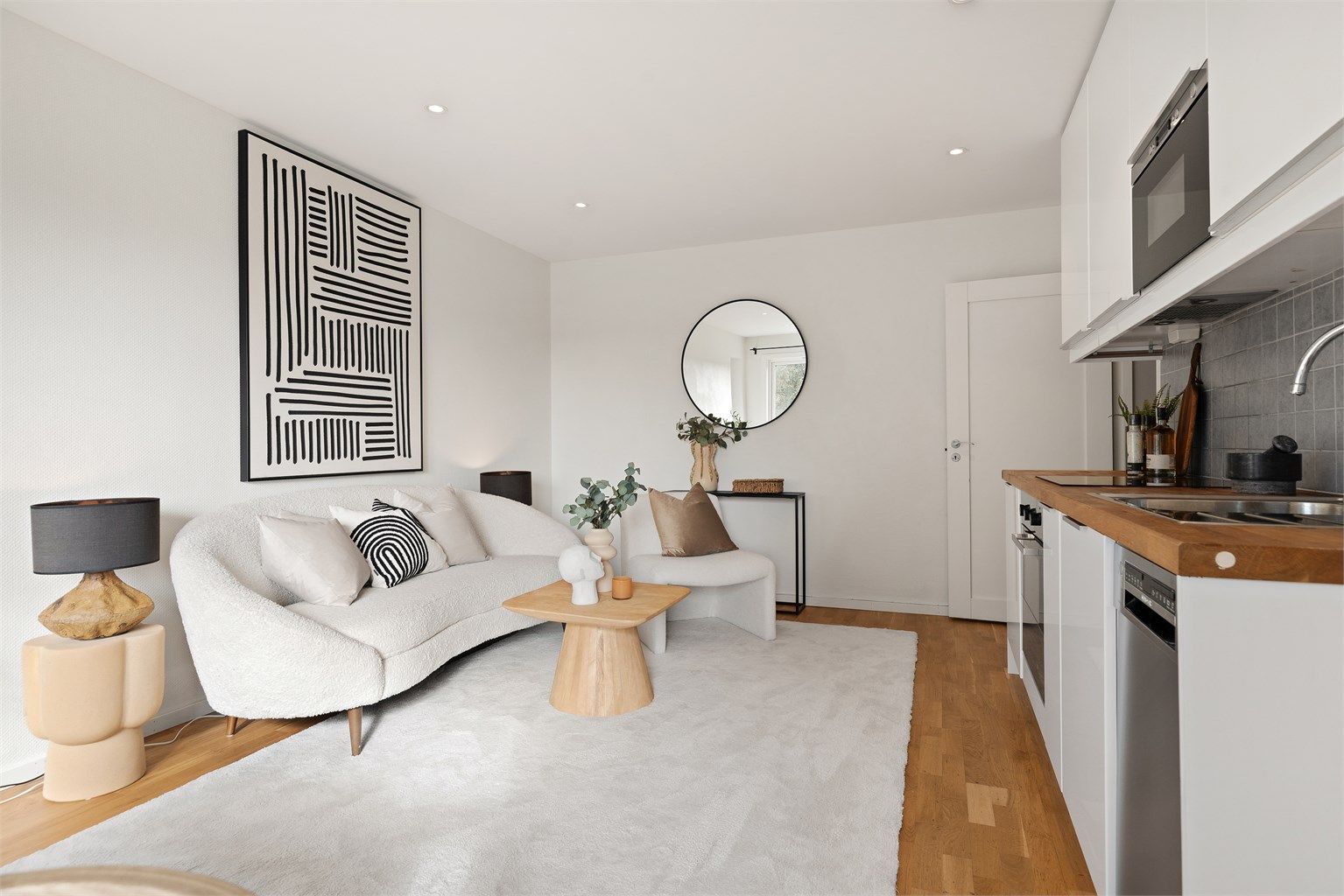 Moderne downlights i himlingen bidrar til et stilrent uttrykk og behagelig belysning