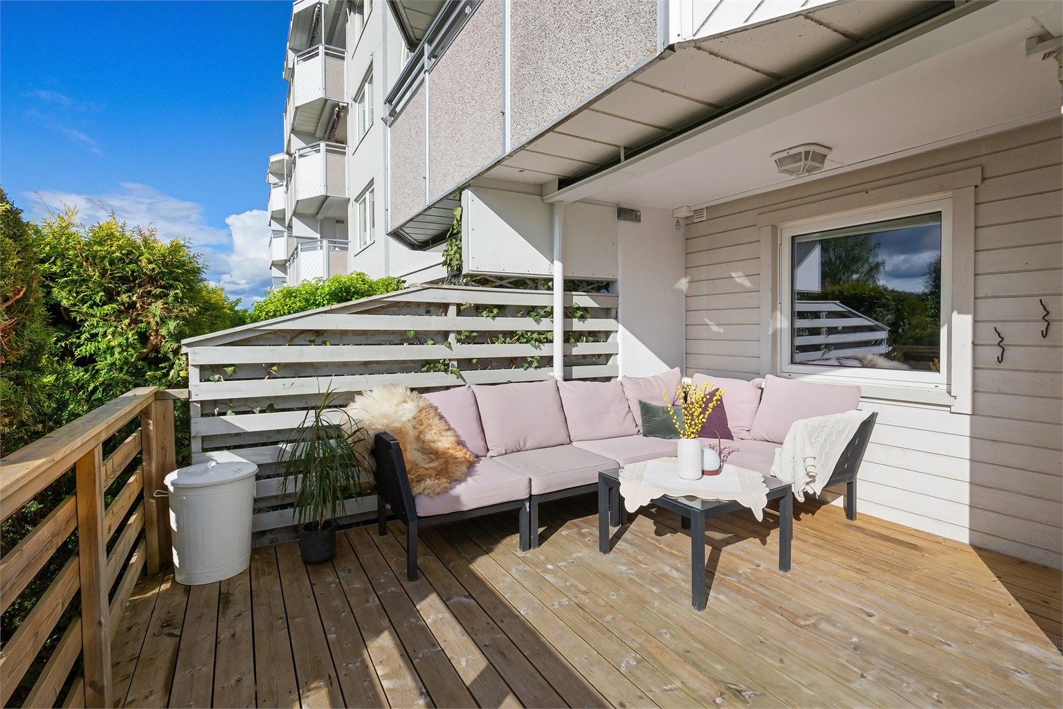 Boligbygget har en av de høyere plasseringene på feltet. Her får man følelsen av å bo høyt og fritt til med ingen innsyn og fin utsikt