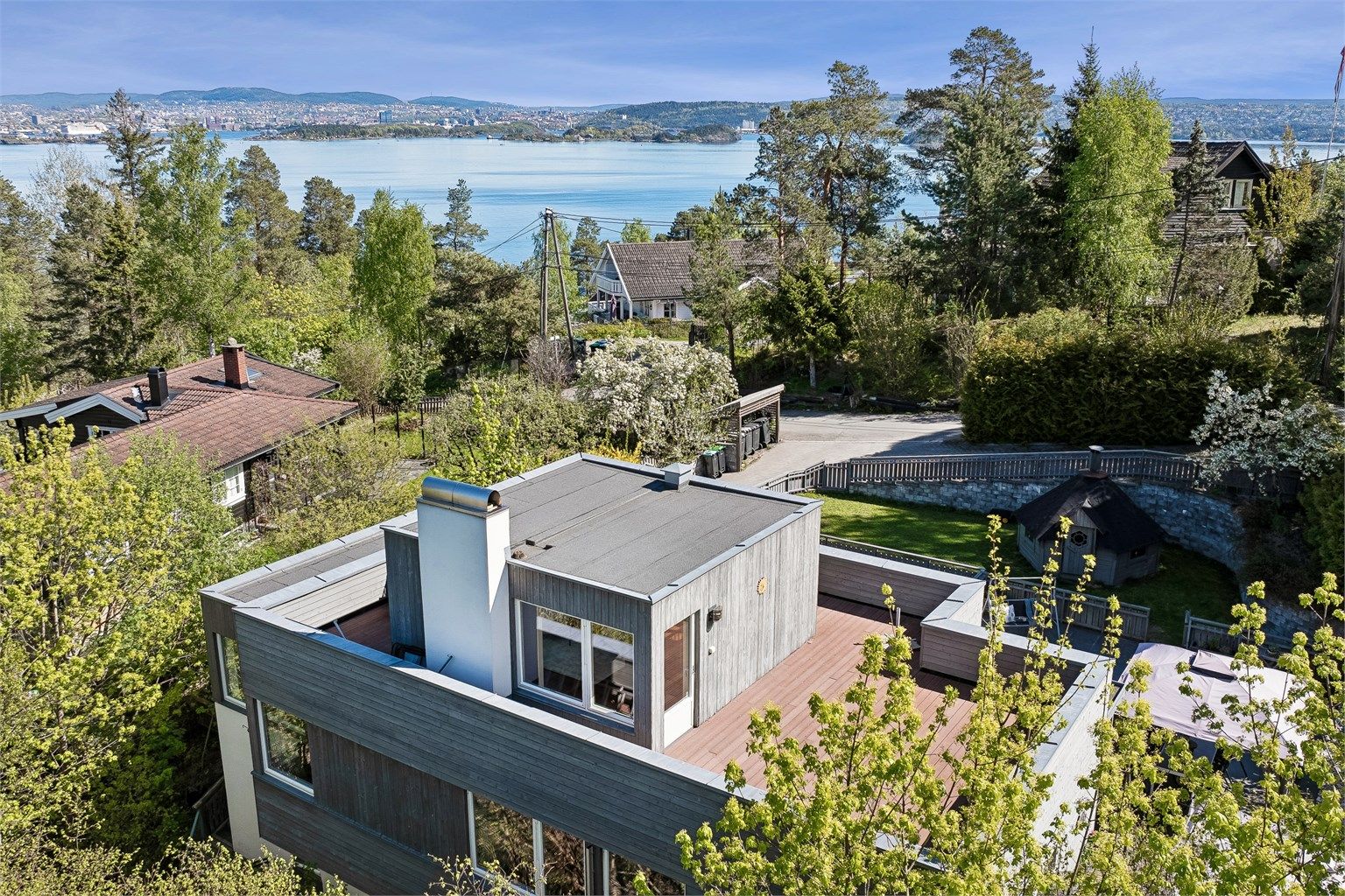 Boligen ligger sentralt på Nesoddtangen med kort vei til Nesoddtangen brygge, Tangen senter, barne- og ungdomsskole og sjøen.
