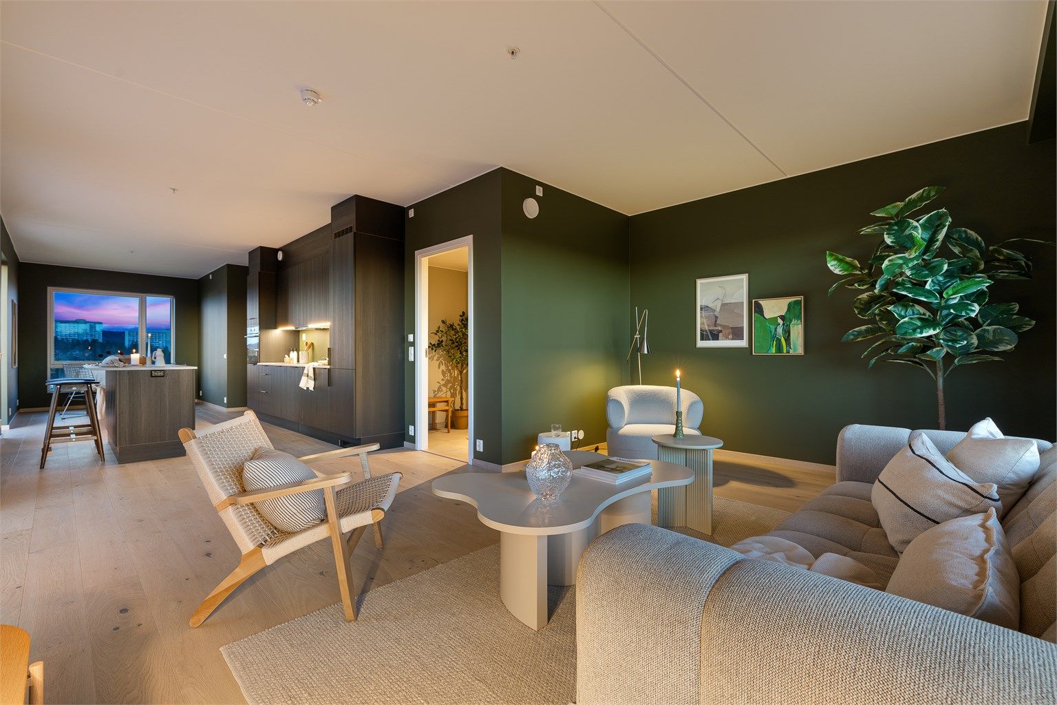 Leiligheten har en åpen stue/kjøkken løsning som deler seg inn i naturlige soner.