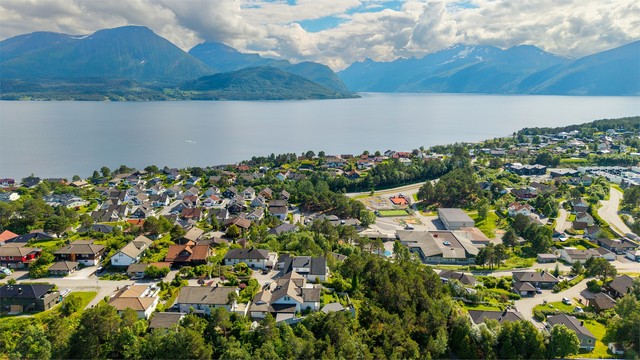 Fra eiendommen er det kort vei til badeplasser i Skråvika og på Emblemsanden.