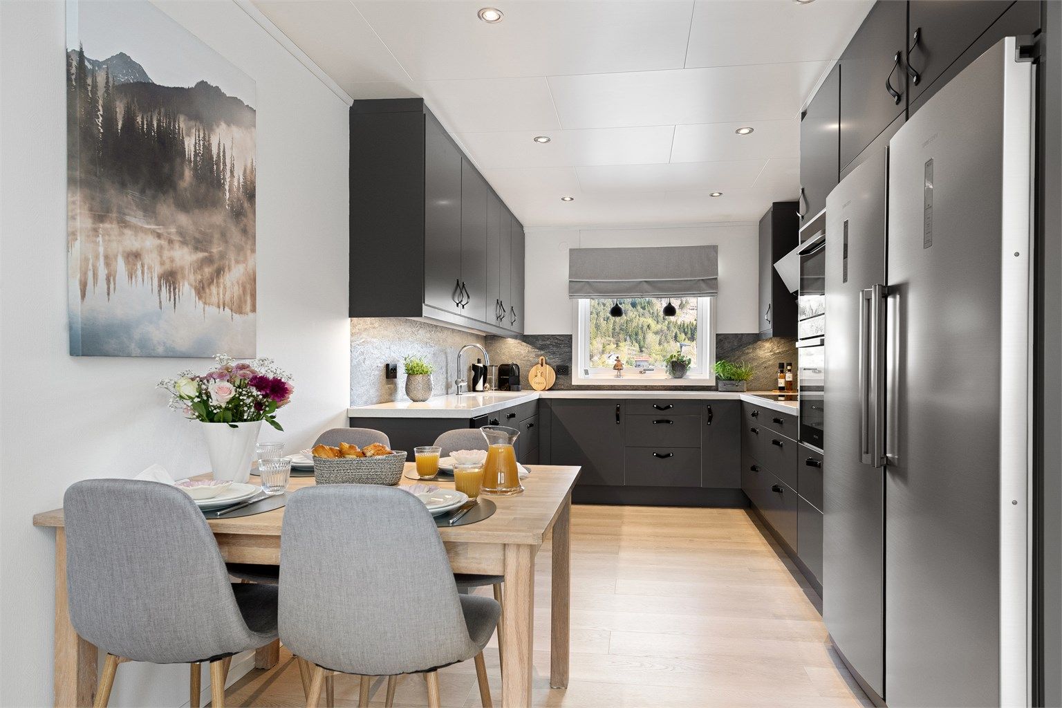 Kjøkkeninnredningen fra Epoq (modell Trend Dark Grey) ble montert i 2018 og har en praktisk spiseplass for hverdagsmåltidene.