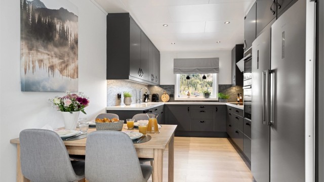 Kjøkkeninnredningen fra Epoq (modell Trend Dark Grey) ble montert i 2018 og har en praktisk spiseplass for hverdagsmåltidene.