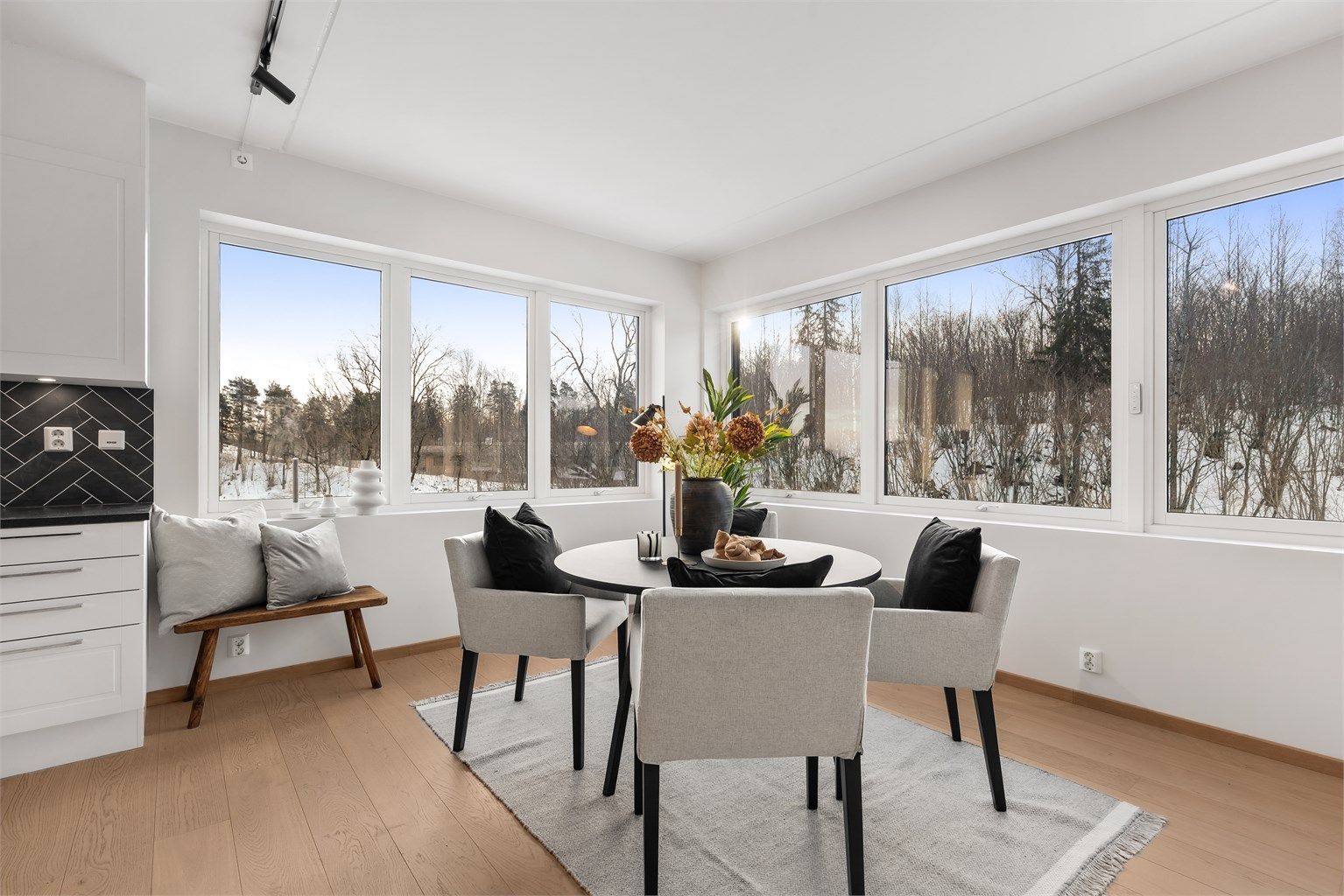 Den åpne løsningen mellom stue, spisestue og kjøkken skaper en sosial atmosfære når man er med venner og familie.