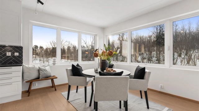 Den åpne løsningen mellom stue, spisestue og kjøkken skaper en sosial atmosfære når man er med venner og familie.