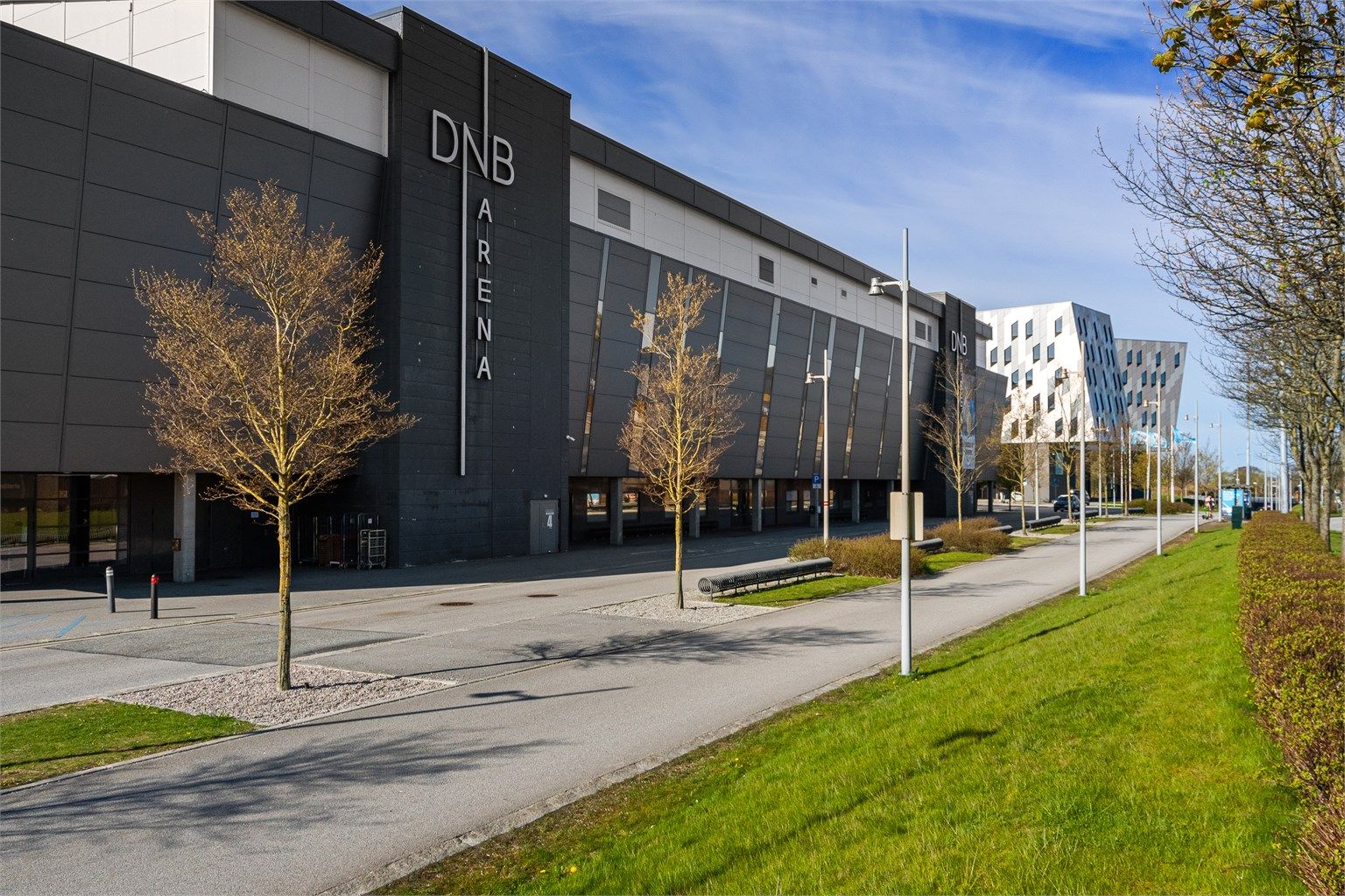 Leiligheten ligger fint til i et etablerte borettslag på Tjensvoll, med kort avstand til SUS, UIS, DNB Arena og Madla.