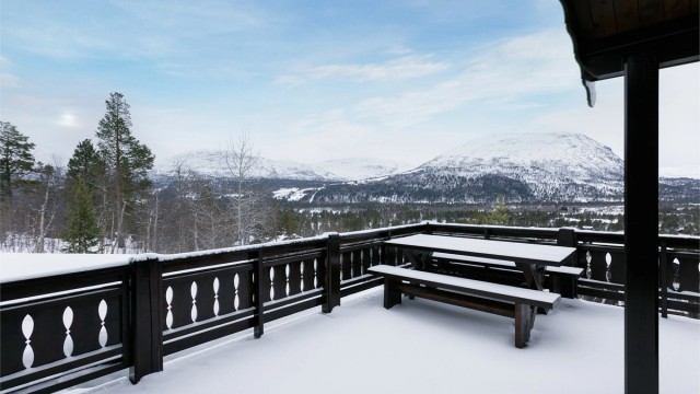 Stor terrasse med flott utsikt