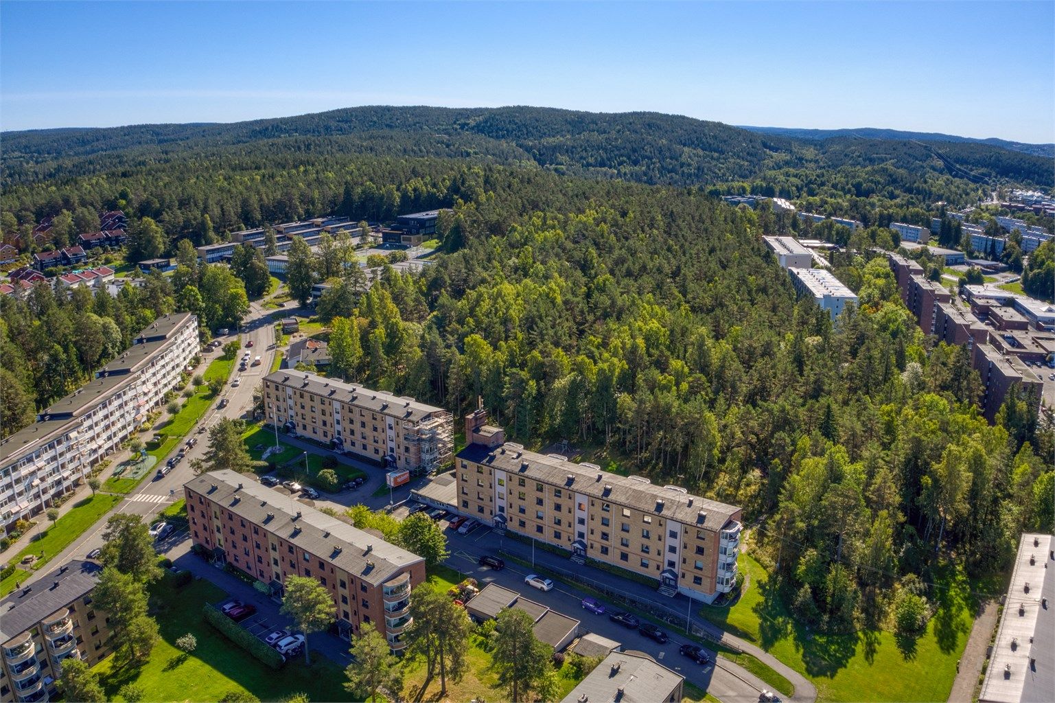 Bygningen ligger tilbaketrukket til i Bølerskrenten, helt inntil skogsområdet.
Nøklevann barneskole ligger kun et steinkast unna hjemmet ditt.