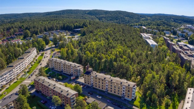 Bygningen ligger tilbaketrukket til i Bølerskrenten, helt inntil skogsområdet.
Nøklevann barneskole ligger kun et steinkast unna hjemmet ditt.