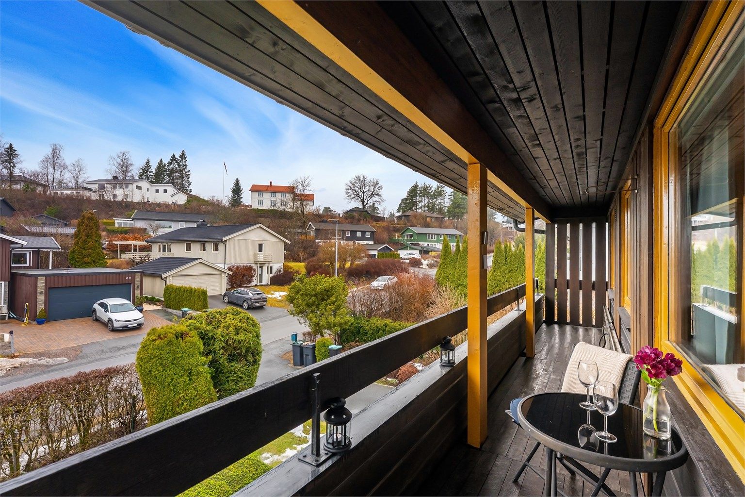 En hyggelig uteplass med utsikt over nabolaget.