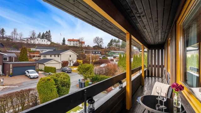 En hyggelig uteplass med utsikt over nabolaget.