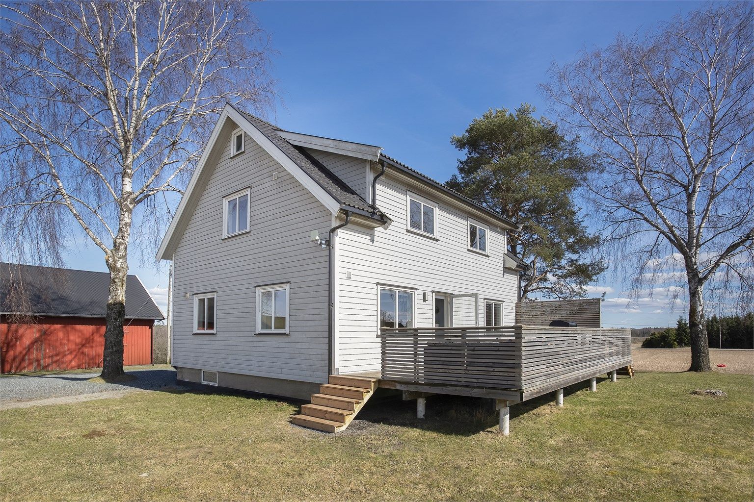 Stor eiertomt på 954 m² med opparbeidet hage og god plass for lek og utendørsaktiviteter.