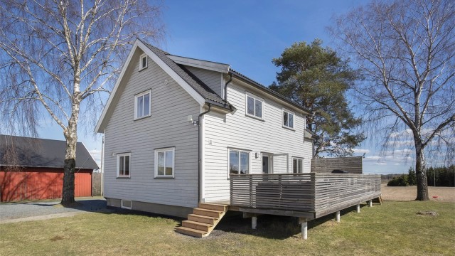 Stor eiertomt på 954 m² med opparbeidet hage og god plass for lek og utendørsaktiviteter.