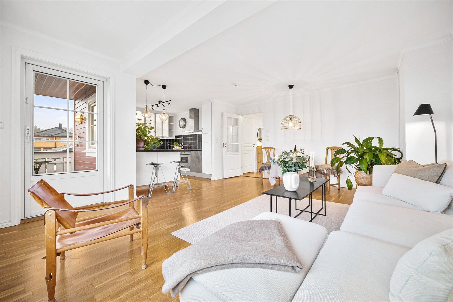 Lys og åpen stue som har god plass til både sofagruppe og spisestue.