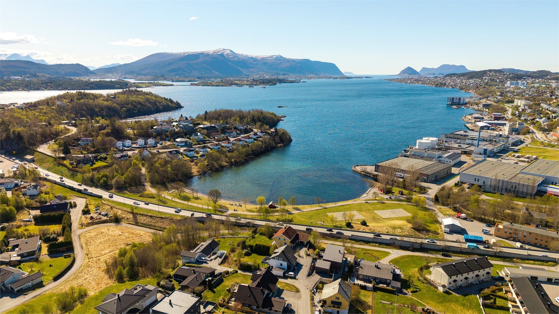 Det er gangavstand til Spjelkavik sentrum og butikksentrene på Moa med alle servicetilbud