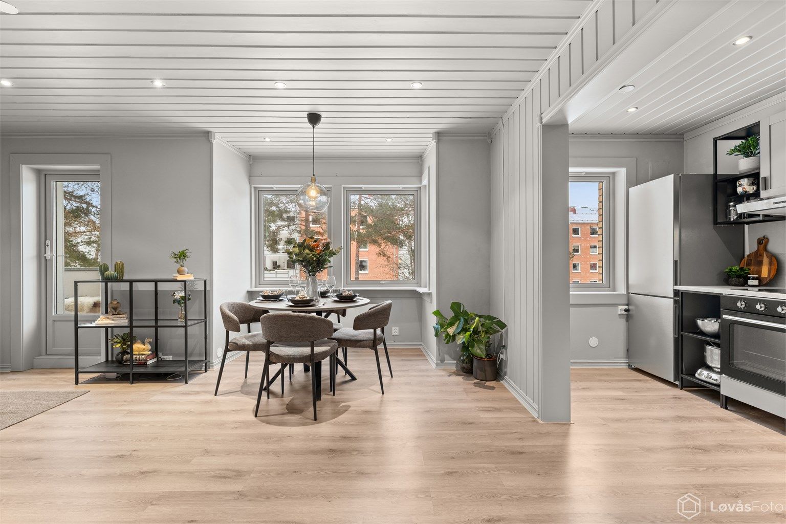 Store vindusflater fra 2020 slipper inn rikelig med naturlig lys. 