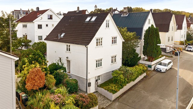 Klassisk og flott enebolig med nærhet til alt man trenger i hverdagen.