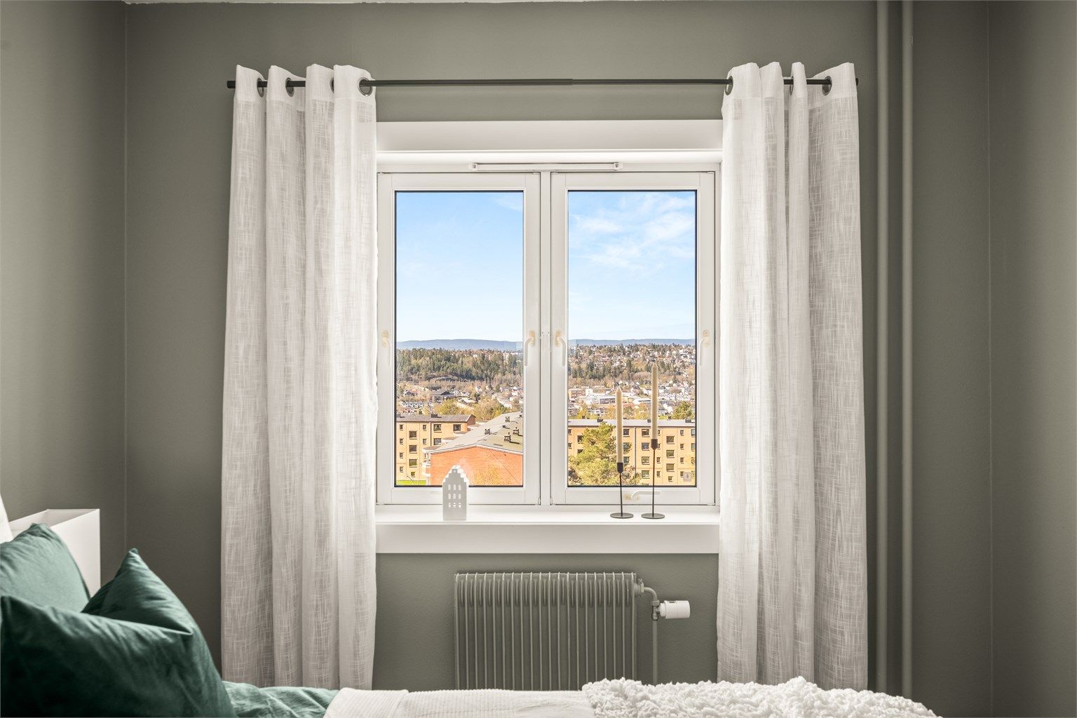 Utsikten kan nytes fra alle oppholdsrom.